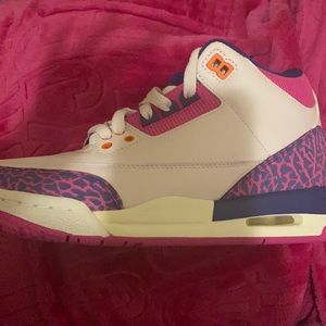 Never worn shoes!!!! If your price right I’ll sell them need them out my closet